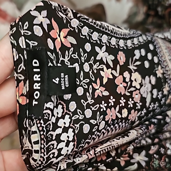 Torrid 4X blouse black w. Multicolored floral print v-neck b21 - Picture 4 of 5